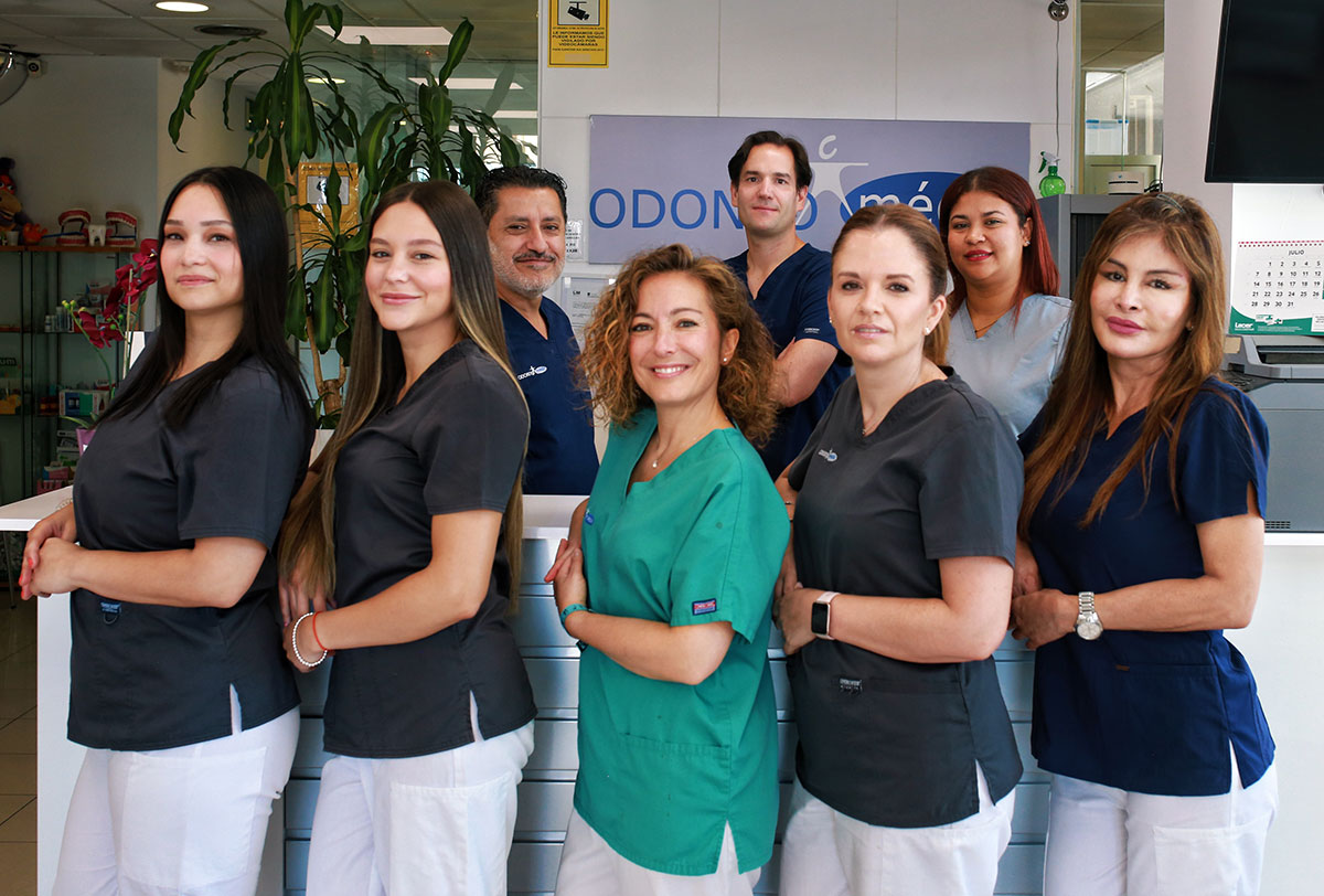 Foto grupal equipo Odontomédic