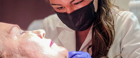 Tratamiento de lipopapada para definir la mandíbula