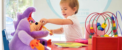 Niño recibiendo atención de odontopediatría