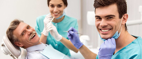 Paciente mayor en consulta de odontogeriatría