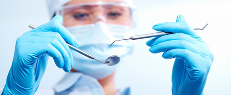 Profesional preparandose para una cirugía bucal