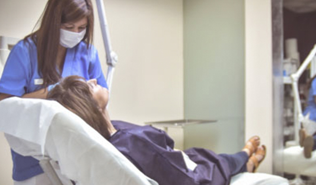 Paciente y doctora en la clínica